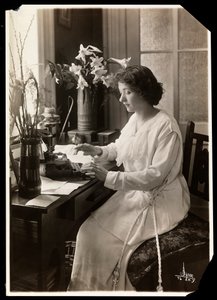 Maude Fealy sentada en una máquina de escribir, c.1915